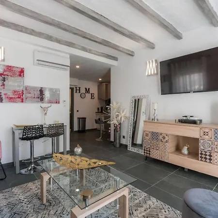 Apartment Gorgeous 1 Bedroom House 200m From The