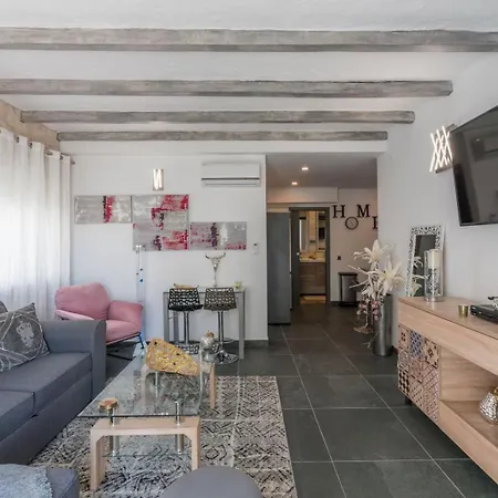 Gorgeous 1 Bedroom House 200m From The *