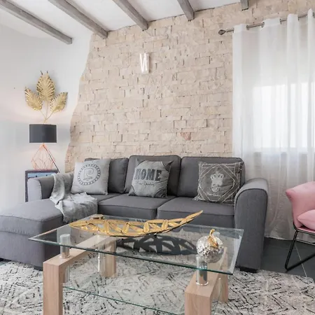 Gorgeous 1 Bedroom House 200m From The Apartment Bicas